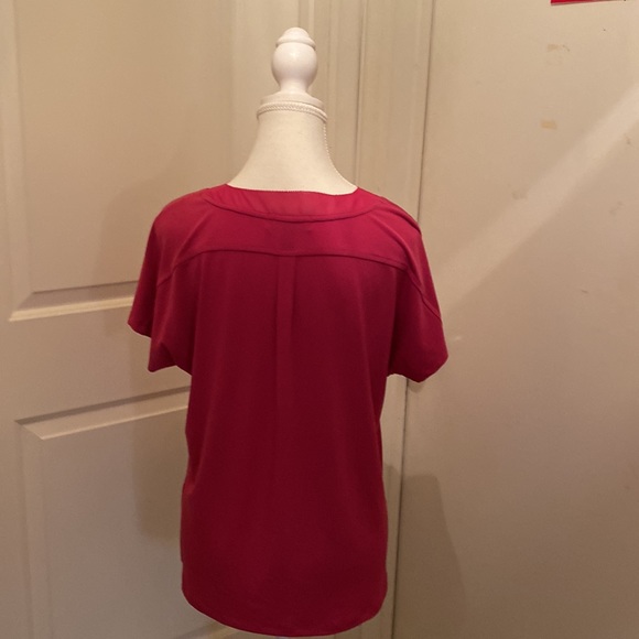 Ladies top Size Small but fits like a Medium. - Picture 2 of 3